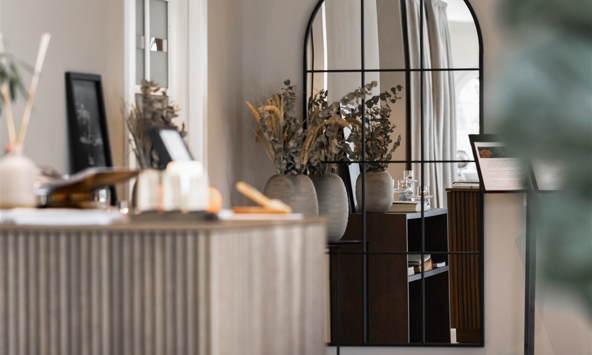 Lingers’ best snapshots Modern room with large wall mirror and vases on the dresser