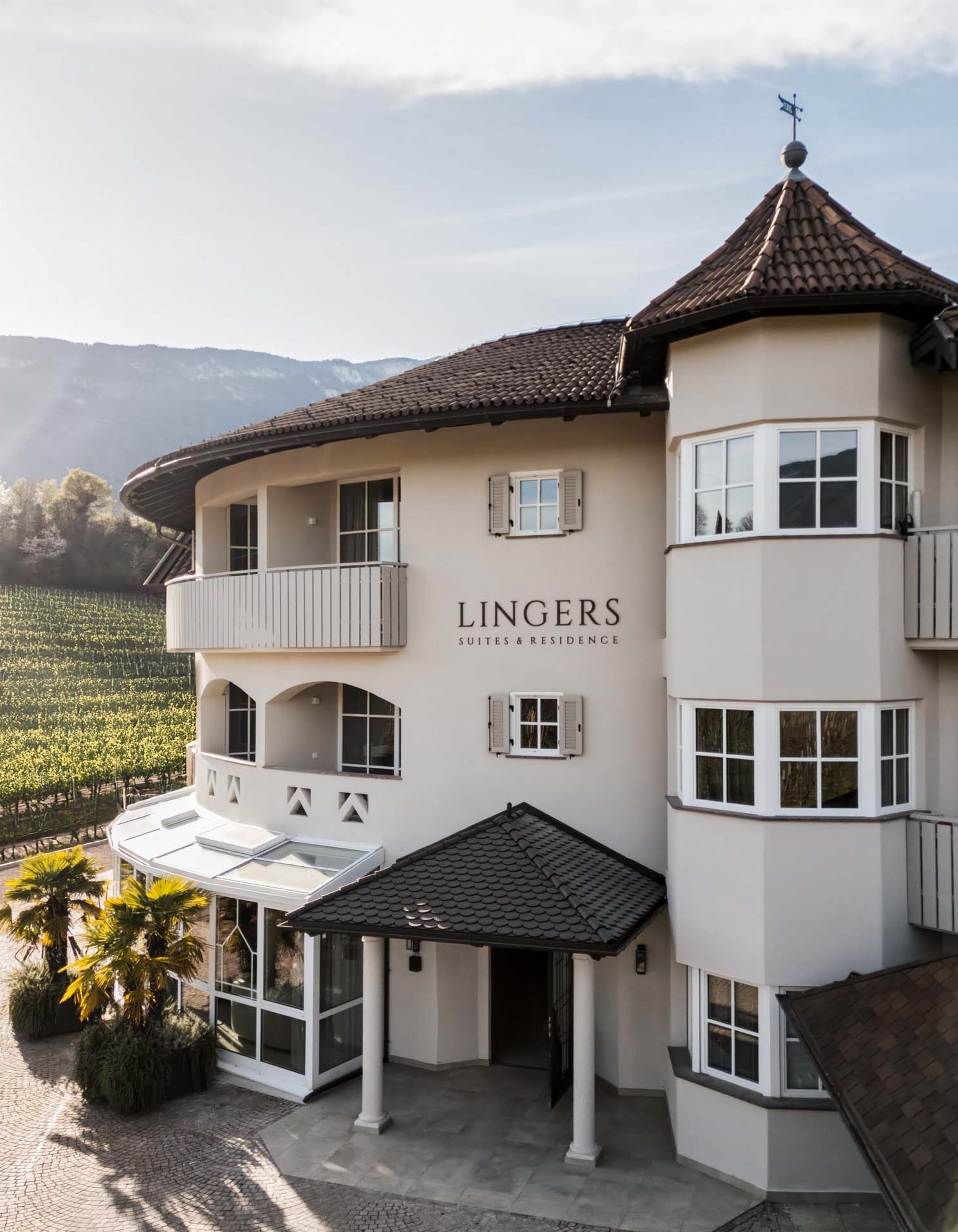 Lingers’ best snapshots Lingres hotel beside vineyards at sunset