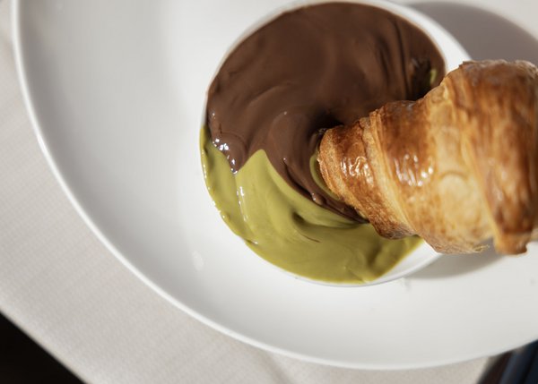 Lingers – Ihr Hotel in Girlan Croissant in einer Schale mit Schokoladen- und Pistaziencreme