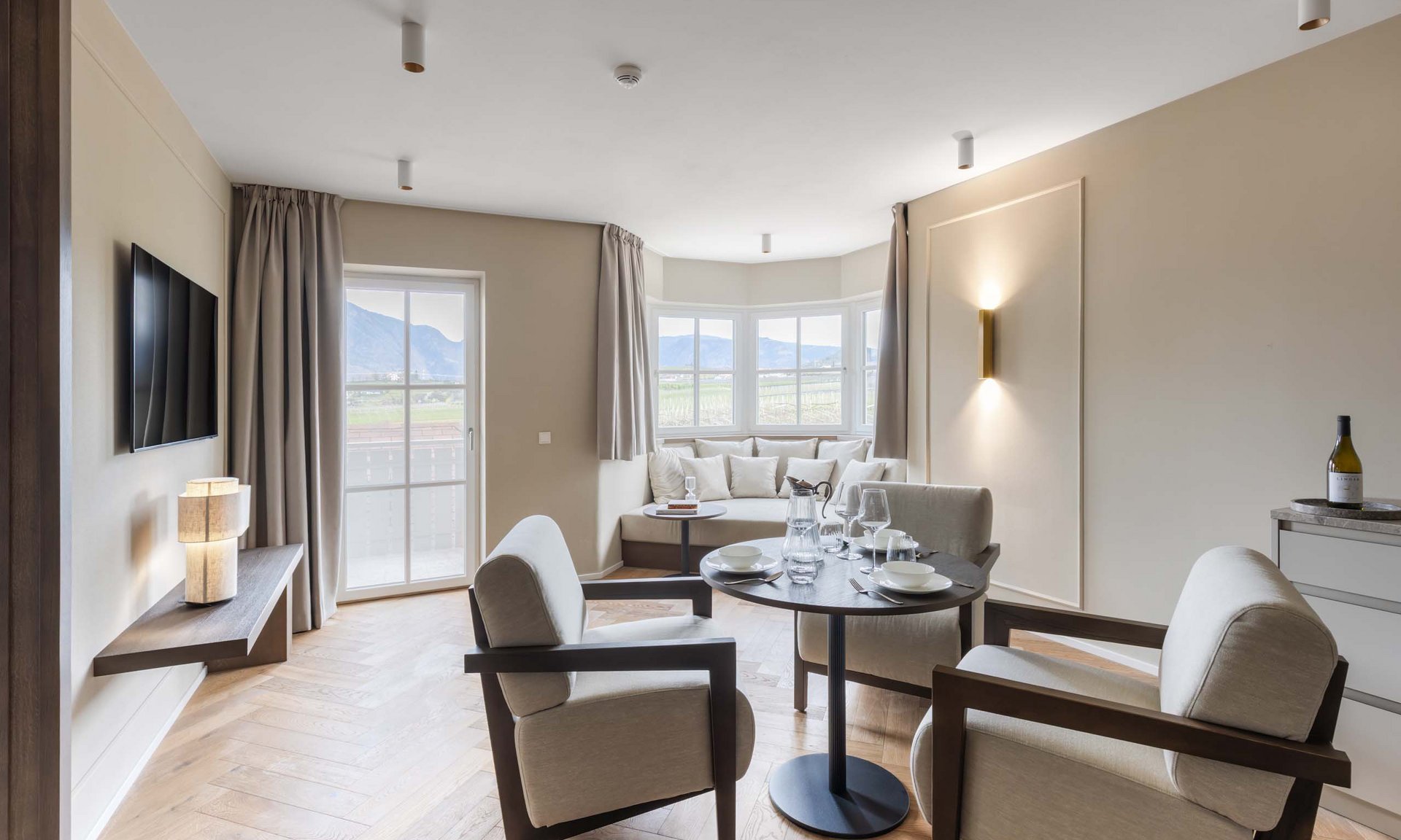 Lingers’ best snapshots Bright living room with seating area, dining table and mountain view