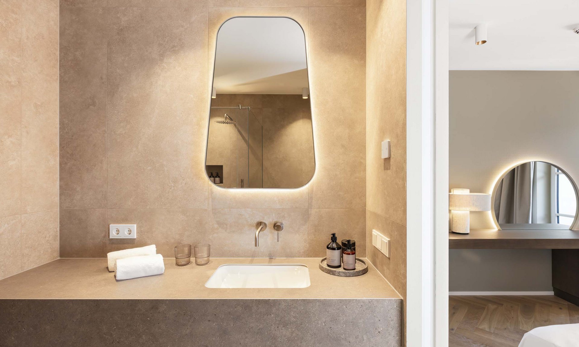 Lingers’ best snapshots Modern bathroom with illuminated mirror and integrated sink